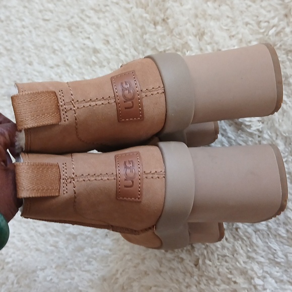 NWOT UGG platform Boots - Picture 2 of 5